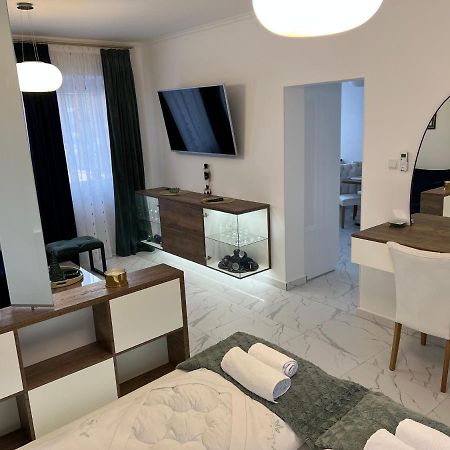 La Luna Premium Deluxe Apartment With Free Jacuzzi, Bikes & Covered Parking Nasice Exterior foto